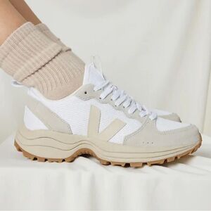 VEJA Venturi || Hexamesh Sneaker 
Women size 6 new 
$190 Color: Gravel/ White